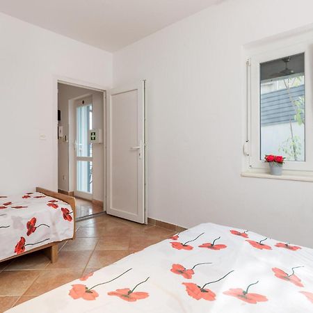 1 Bedroom Beautiful Apartment In Vrh Vrh  Экстерьер фото
