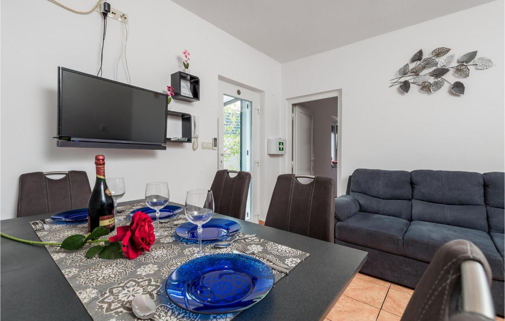 1 Bedroom Beautiful Apartment In Vrh Vrh  Экстерьер фото