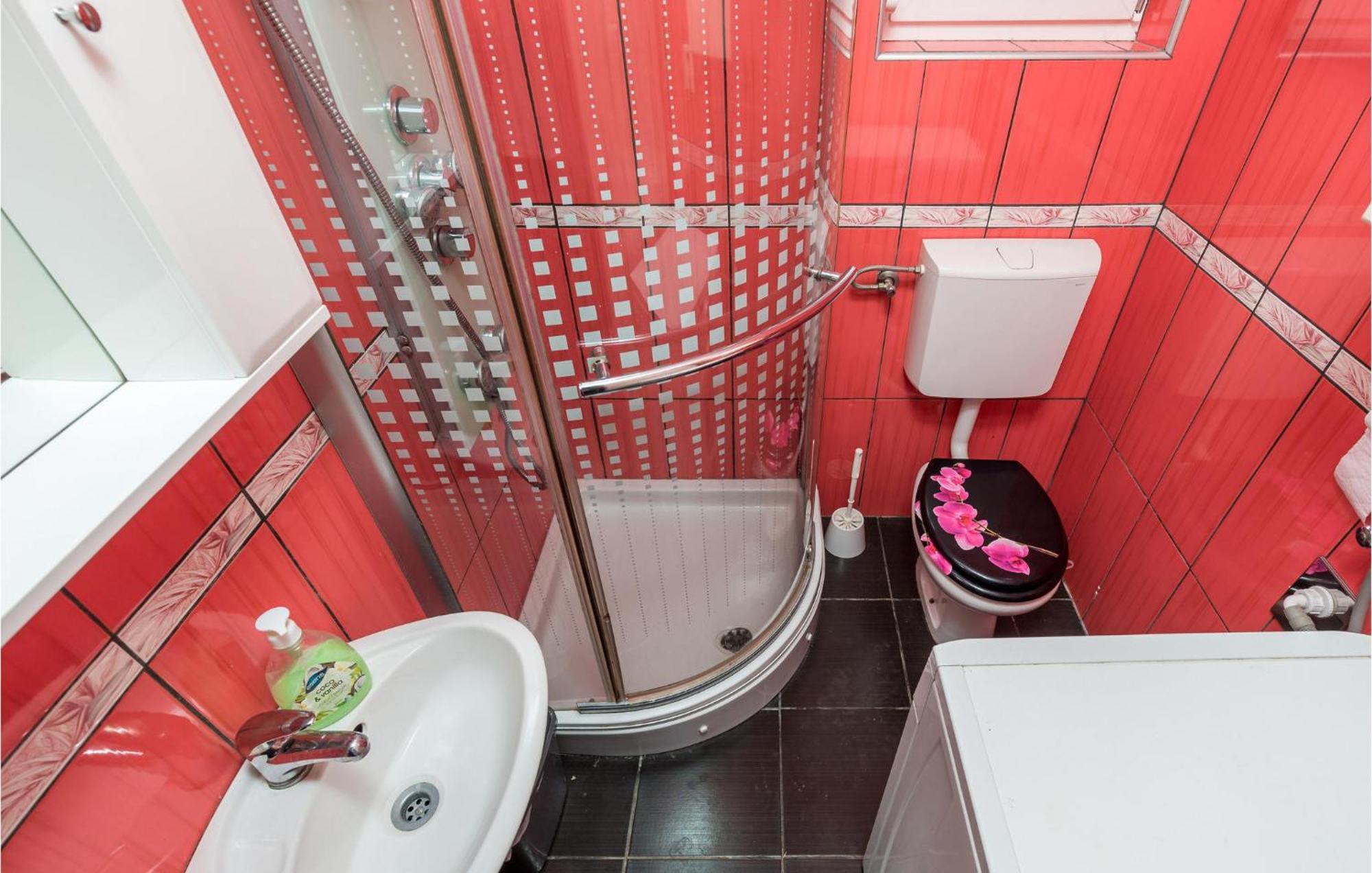 1 Bedroom Beautiful Apartment In Vrh Vrh  Экстерьер фото