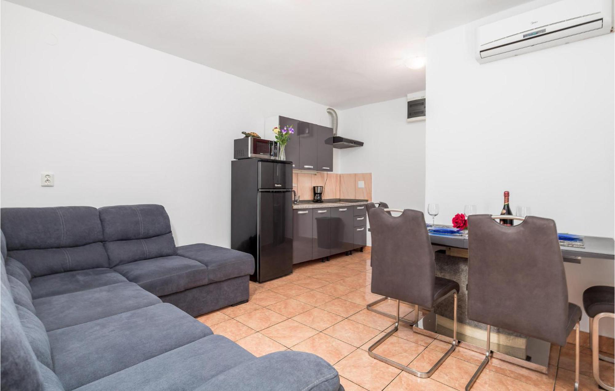 1 Bedroom Beautiful Apartment In Vrh Vrh  Экстерьер фото