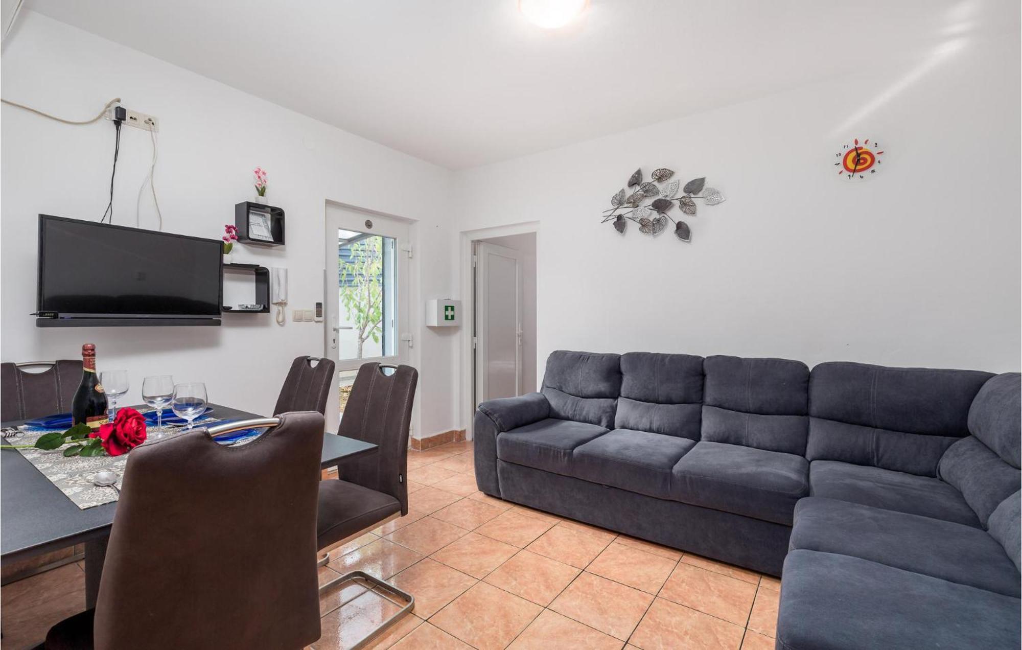 1 Bedroom Beautiful Apartment In Vrh Vrh  Экстерьер фото