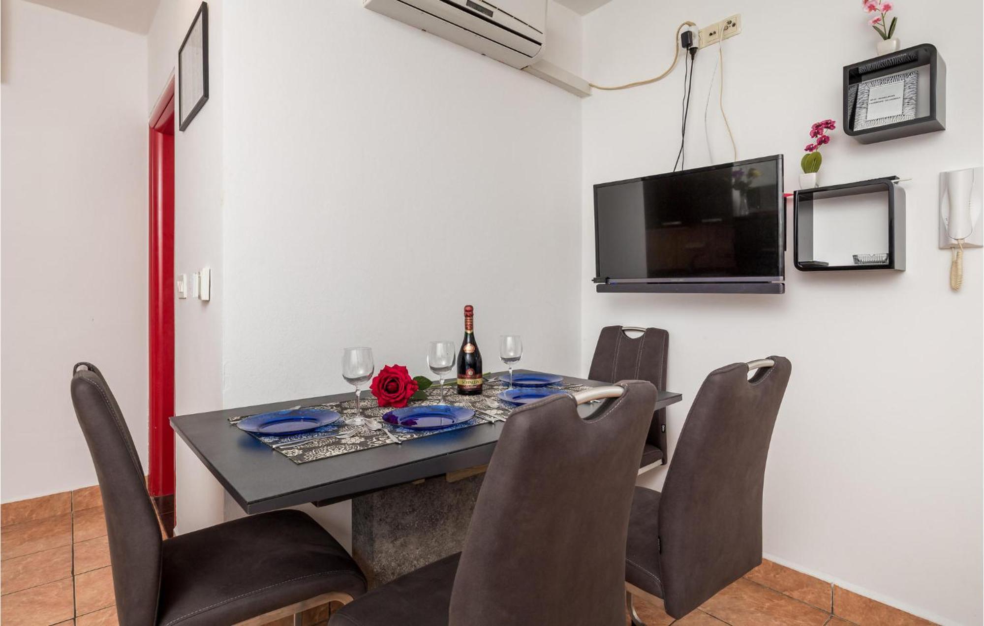 1 Bedroom Beautiful Apartment In Vrh Vrh  Экстерьер фото