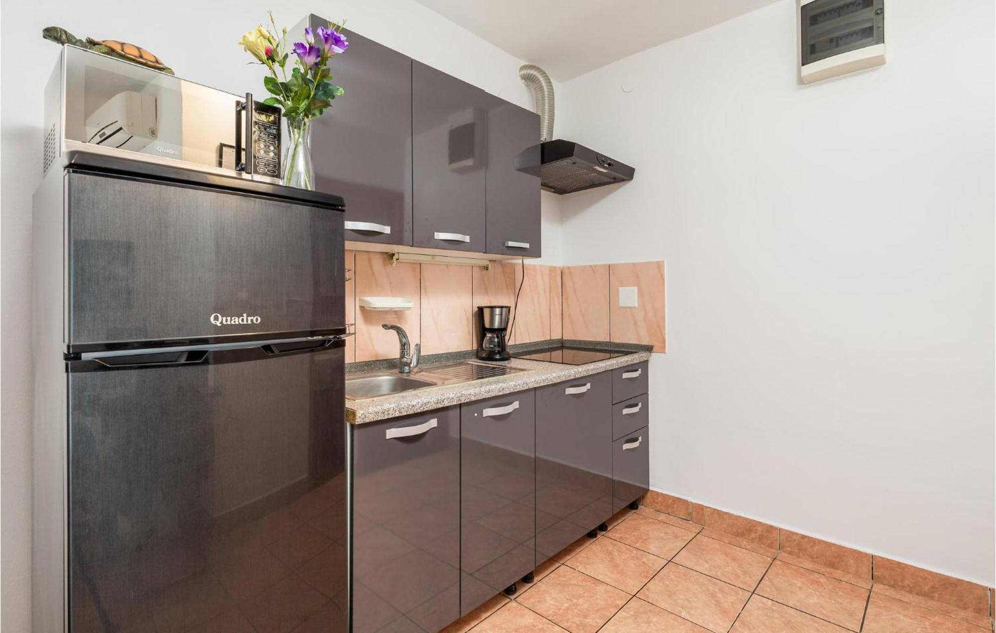 1 Bedroom Beautiful Apartment In Vrh Vrh  Экстерьер фото