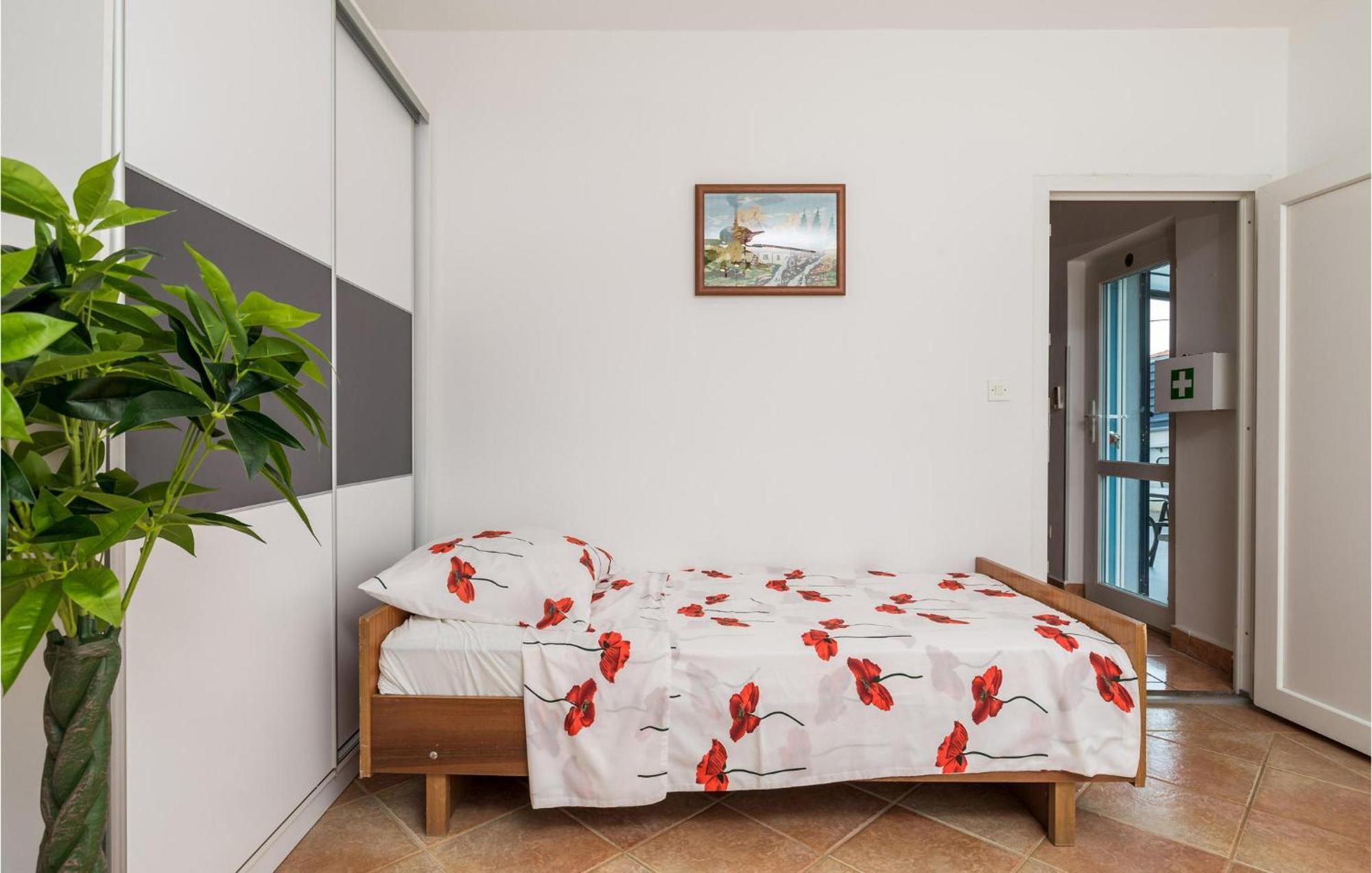 1 Bedroom Beautiful Apartment In Vrh Vrh  Экстерьер фото